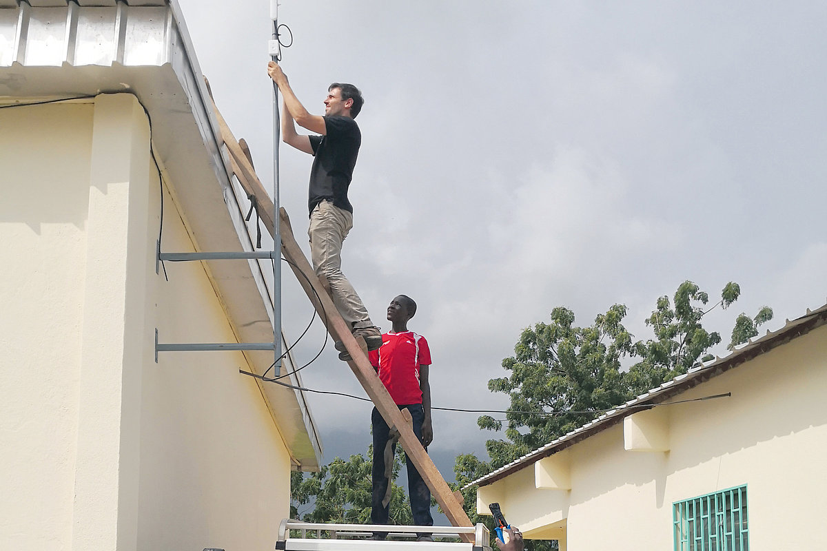 Photo: GIZ: local population setting up mesh networks 5