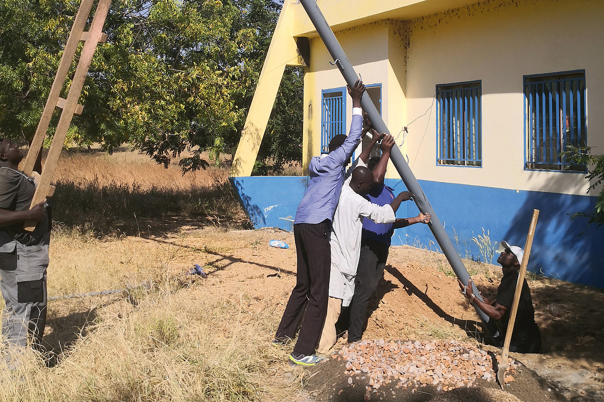 Photo: GIZ: local population setting up mesh networks 2