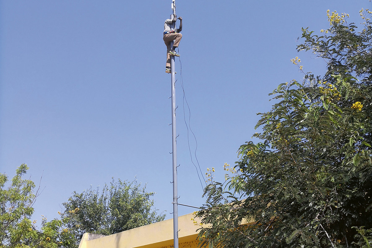 Photo: GIZ: local population setting up mesh networks 1