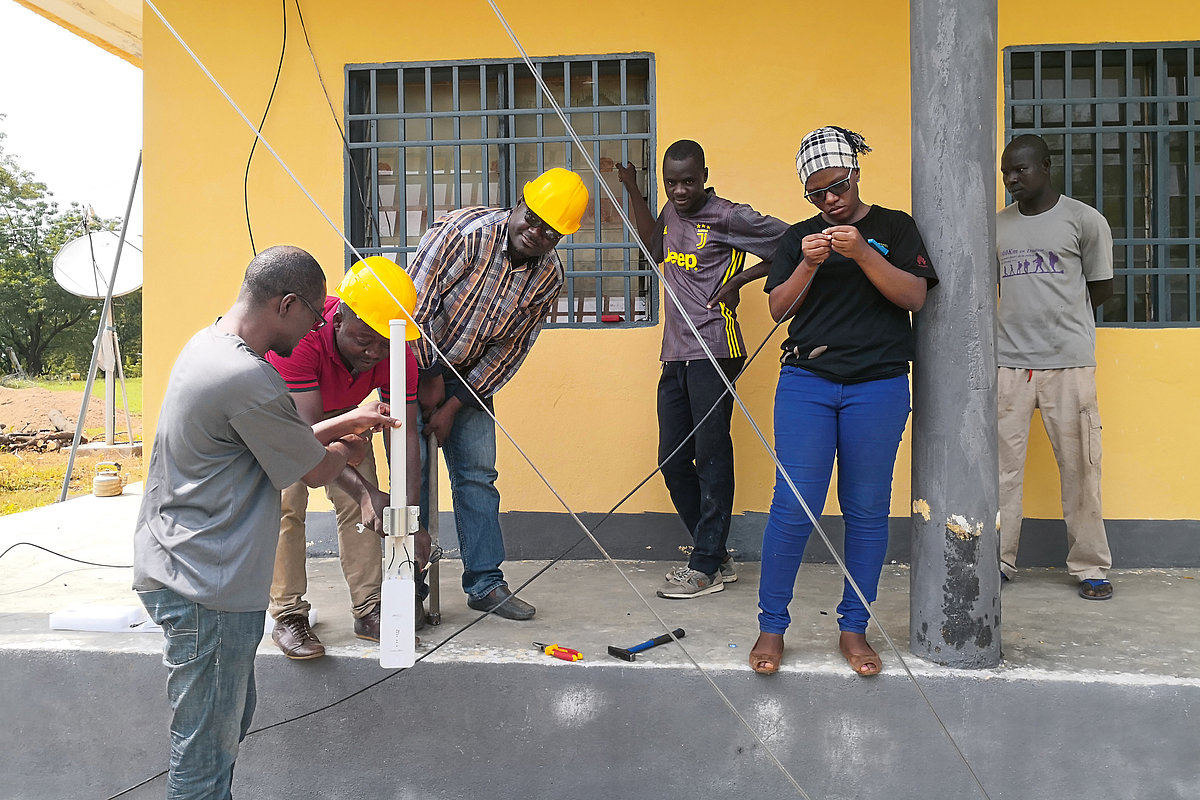 Photo: GIZ: local population setting up mesh networks 4