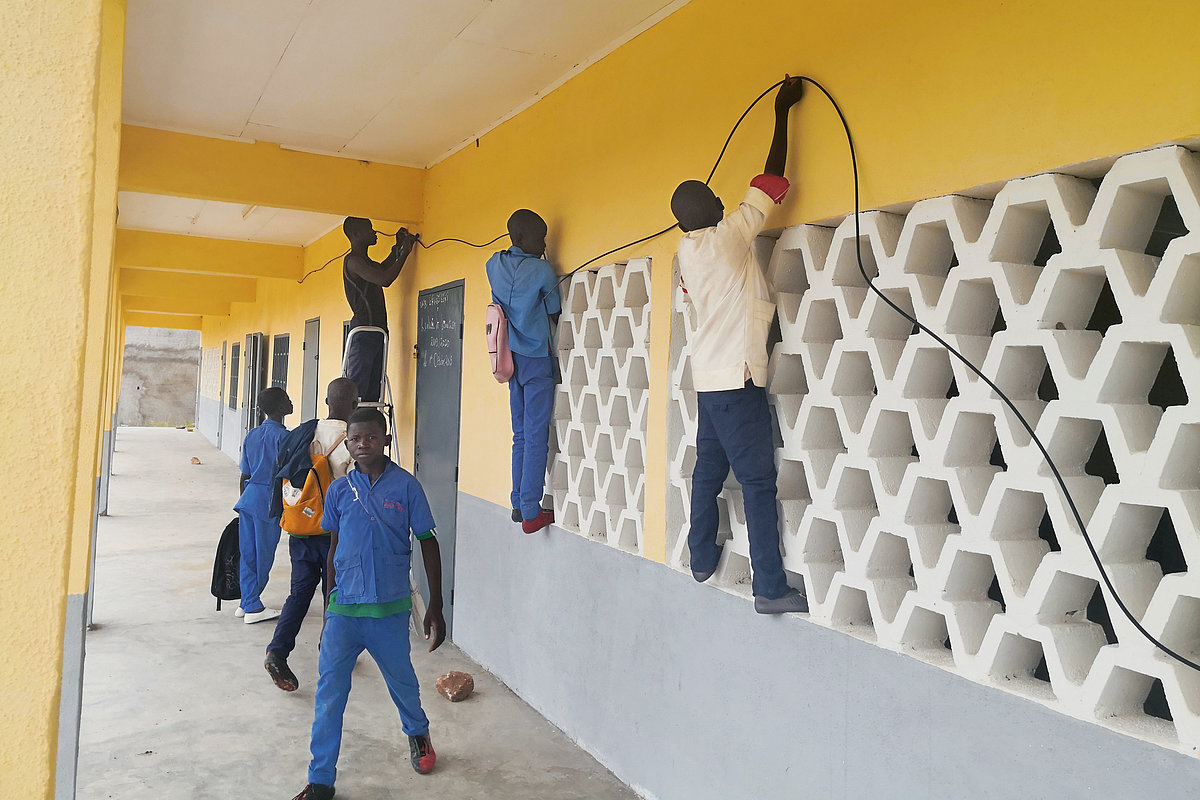 Photo: GIZ: local population setting up mesh networks 3