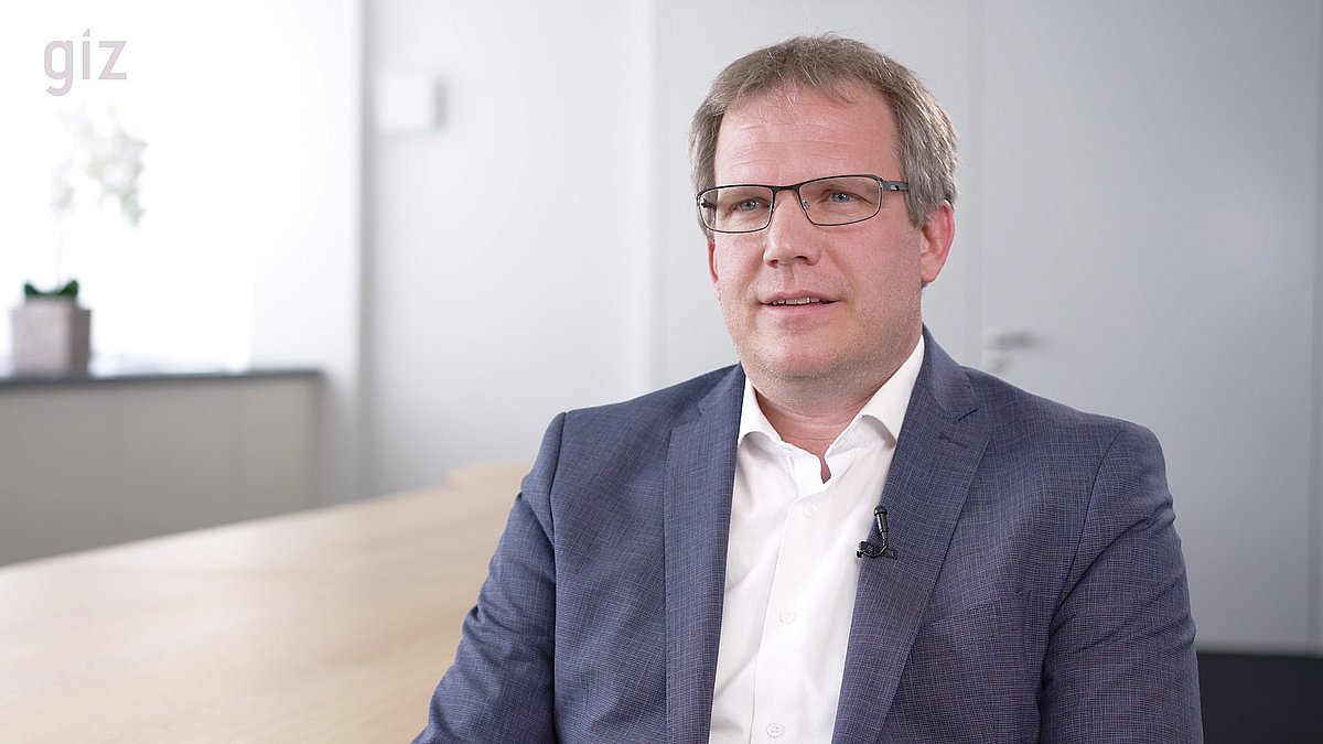 Photo: Matthias Rompel in an office.