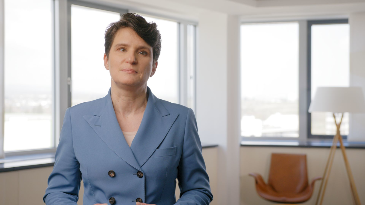 Photo: Tanja Gönner in an office.