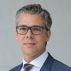Portrait photo: Ricklef Beutin.