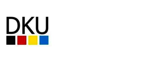 Logo: DKU.