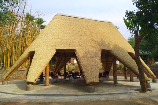 Photo: A meeting room at the GIZ office in Malawi: open wooden structure with a grass roof