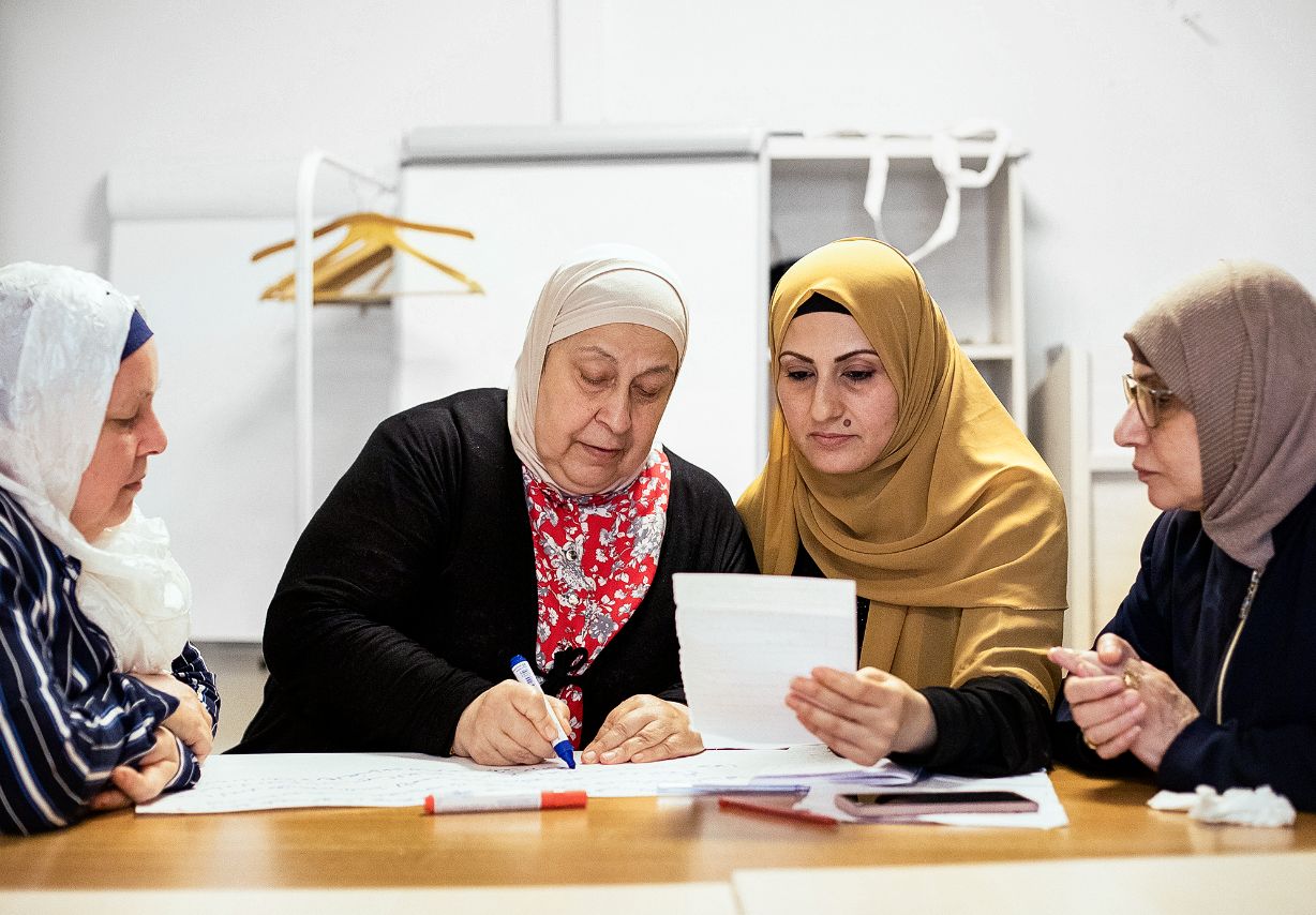 Photo: Four women wearing headscarves sitting around a table and learning together. &copy; GIZ / 2022 Ali Saltan