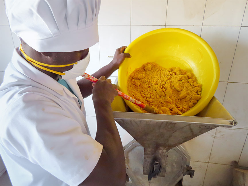 Picture of an apprentice in Elisabeth Preira´s company learning how to process food